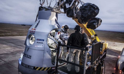 Felix Baumgartner preparándose para la entrada a la cápsula durante los preparativos. | Joerg Mitter