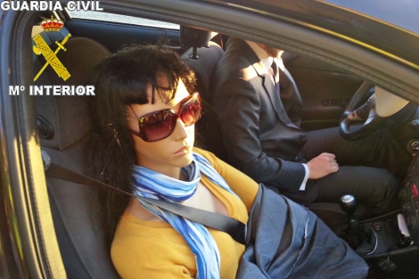 La maniquí en el coche. | Foto: Guardia Civil