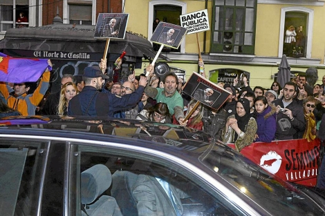 Protesta a la llegada de Wert al Teatro Calderón de Valladolid, ayer. | Efe Protesta a la llegada de Wert al Teatro Calderón de Valladolid, ayer. | Efe