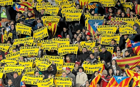 Pancartas en favor de la selección catalana en un partido frente a Túnez en diciembre de 2011. | Foto: Jordi Soteras