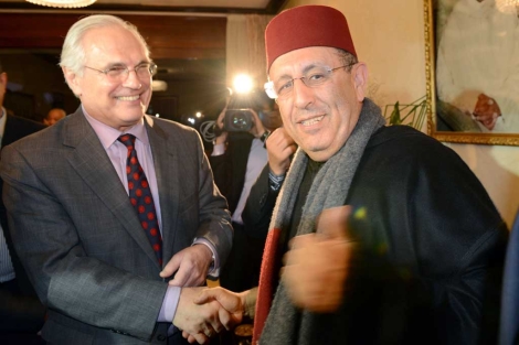El enviado especial de la ONU, Christopher Ross, saluda al ministro Yusef Lamrani, en Rabat. | Afp El enviado especial de la ONU, Christopher Ross, saluda al ministro Yusef Lamrani, en Rabat. | Afp