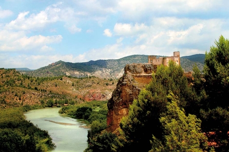 El río Júcar a su paso por Cofrentes y su castillo medieval. | E.M.