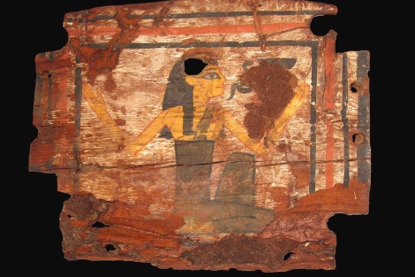 Caja de madera con la diosa Wadyet hallada en Asuán. | Alejandro Jiménez/J. L. Martínez