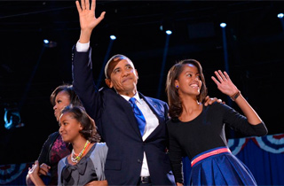 Obama, junto a su familia tras su victoria. | MÁS IMÁGENES