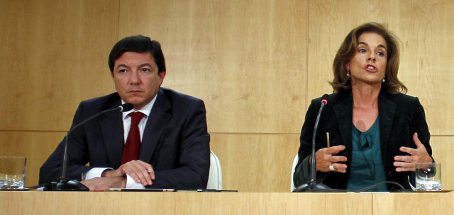 Pedro Calvo (izda.), junto a Ana Botella en la comparecencia del pasado día 2. | Foto: Javier Barbancho