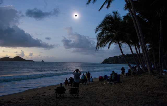 Un grupo de aficionados disfruta del eclipse en la playa Ellis de Queensland (Australia). | Efe