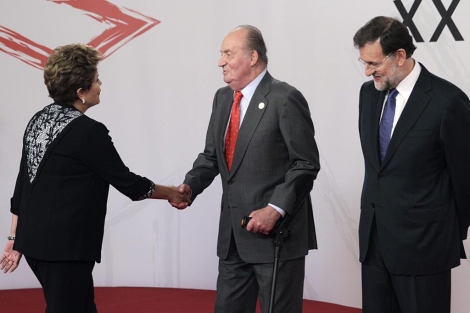 Dilma Rousseff saluda al Rey ante Mariano Rajoy, en Cádiz. | Afp