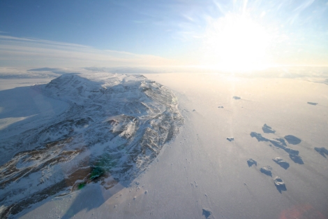 Imagen aérea desde el vuelo hacia Qaanaaq (Groenlandia). | A. Mahoney