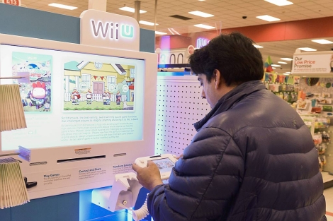 Un hombre prueba la Wii U en unos grandes almacenes de EEUU.| Efe Un hombre prueba la Wii U en unos grandes almacenes de EEUU.| Efe