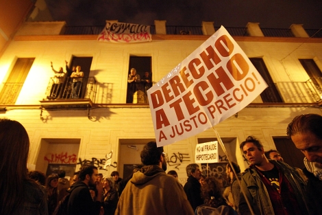 Manifestantes junto al bloque de pisos ocupado por 18 familias. | J. Morón