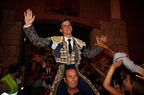 El Juli, saliendo por la puerta grande en Madrid. | Javier Barbancho