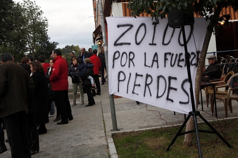 Una pancarta de protesta en la urbanización Las Góndolas. | J. Morón