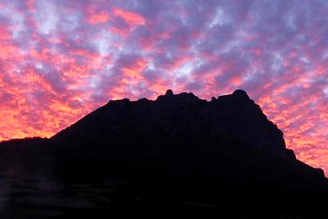 Panorámica nocturna del macizo de Bugarach, al sur de Francia. | E. M.