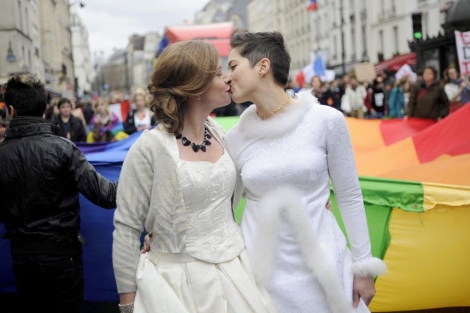 Dos mujeres vestidas de novia se besan hoy en París. | Efe