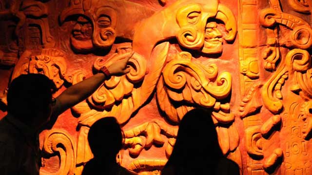 Visitantes delante de una obra maya en el Museo de la Identidad Nacional de Tegucigalpa (Honduras). | AFP