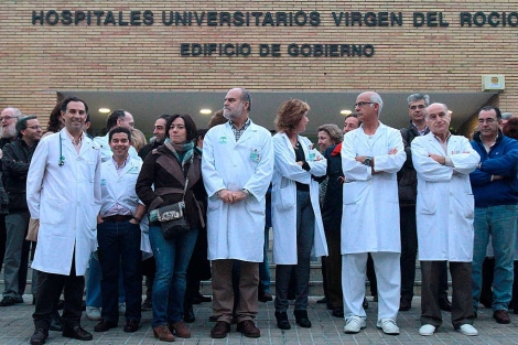 Los médicos del Virgen del Rocío durante la concentración de hoy. | Carlos Márquez