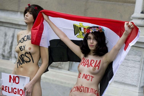 Aliaa (derecha) junto a una militante de Femen en Estocolmo. | Afp