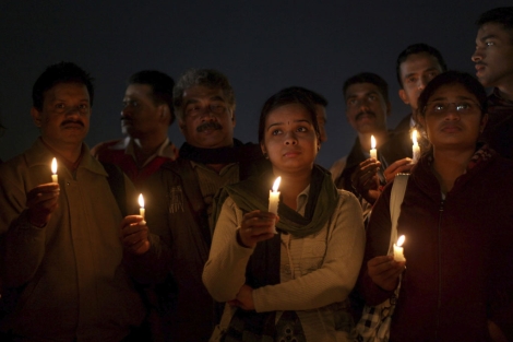 Activistas encienden velas por la última joven violada en Nueva Delhi. | Efe