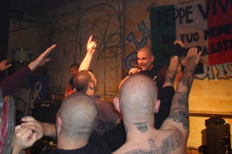 Foto de un concierto del grupo italiano Killer Sorpresa. Foto de un concierto del grupo italiano Killer Sorpresa.