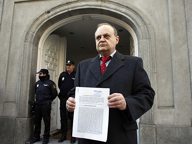 El abogado Miguel Ángel Miralles muestra la querella antes de presentarla en el Supremo. | Javier Barbancho