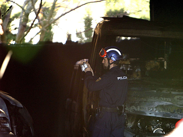Un policía registra imágenes tras el incendio. | Mariano Cieza / Efe