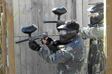 Dos jóvenes con armas de 'paintball' en un pueblo de Málaga. | Carlos Díaz