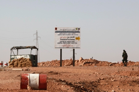 Un puesto de control a diez kilómetros de la planta de gas de In Amenas. | Reuters