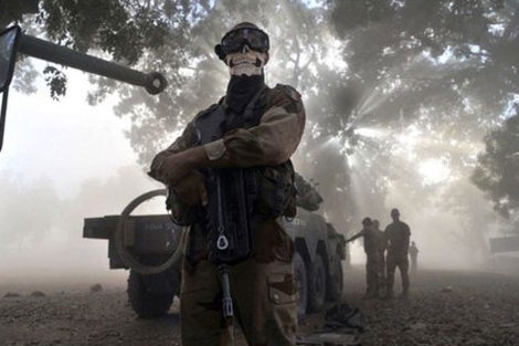 La polémica imagen del soldado francés en Mali. | Afp