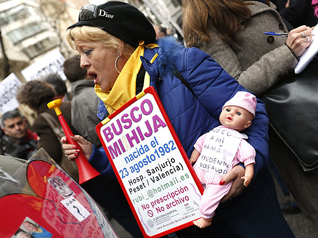 Una asistente a la manifestación reclama justicia. | Efe / Javier Lizón.