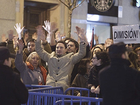 Manifestantes en la concentración frente a la sede del PP en Madrid. | Ángel Díaz / Efe