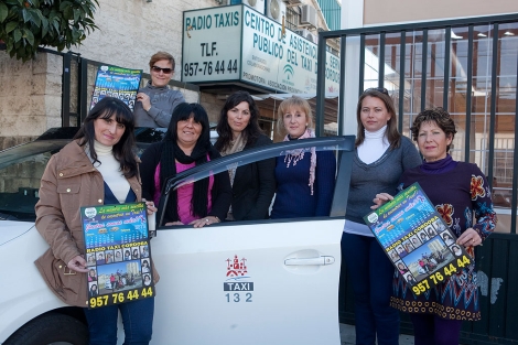 Las mujeres taxistas cordobesas posan con el calendario. | Madero Cubero Las mujeres taxistas cordobesas posan con el calendario. | Madero Cubero