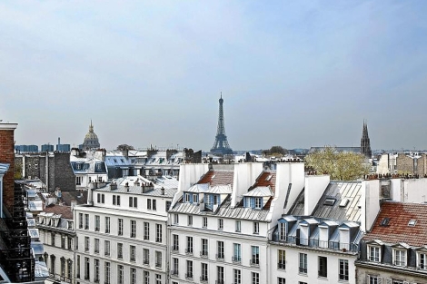 Vista de la Torre Eiffel desde un ático de París.