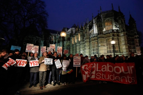 Manifestantes a favor del matrimonio homosexual frente al Parlamento de Londres. | Reuters