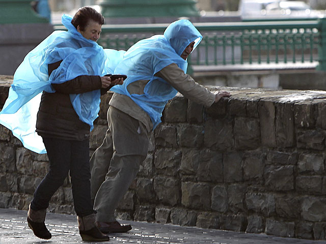 Una pareja sacudida por el viento en San Sebastián. | Javier Etxezarreta / Efe