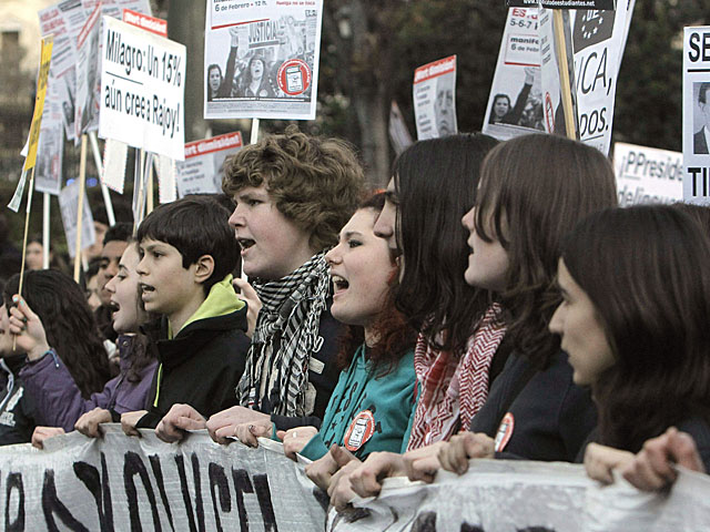 Estudiantes en la cabecera de la manifestación contra la reforma educativa en Madrid. | Efe