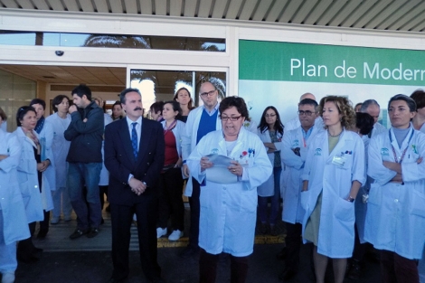 Los trabajadores del Torrecárdenas en una concentración. | M.C. Los trabajadores del Torrecárdenas en una concentración. | M.C.