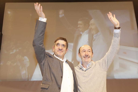 Patxi López y Alfredo Pérez Rubalcaba en la clausura del VII Cogreso del PSE. | Ignacio Larrinzar