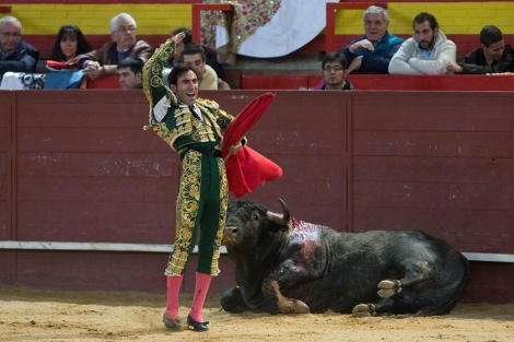 Cruz, tras matar a su segundo toro en la última de feria. | G. Arroyo