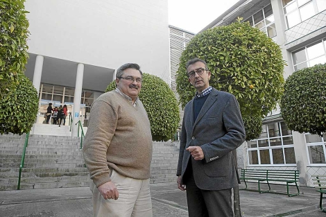 El presidente de la AAFI, Francisco J. García, con el decano Manuel Barrios. | Conchtina
