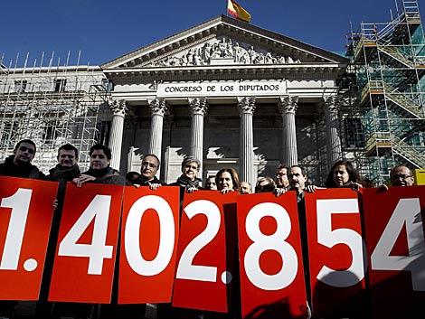 La Plataforma Afectados por la Hipoteca a las puertas del Congreso. | Emilio Naranjo / Efe