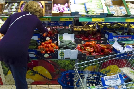 Una mujer en un supermercado. | Begoña Rivas