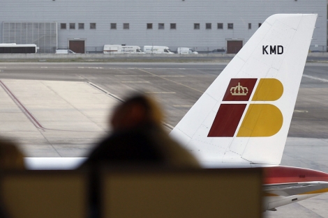 Un avión de Iberia en el aeropuerto de Barajas. | Efe Un avión de Iberia en el aeropuerto de Barajas. | Efe