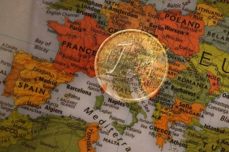 Moneda de un euro sobre un mapa de Europa