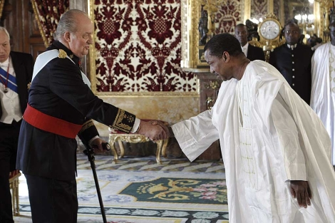 El Rey, con bastón, recibe las credenciales del embajador de Senegal el día 6. | Naranjo / Efe