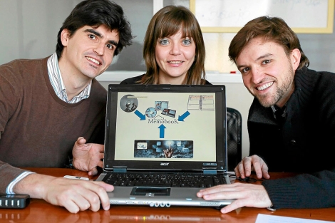 Íñigo Álvarez, Sara Aguado y Luis Gómez muestran una imagen del proyecto. | J. M. Lostau
