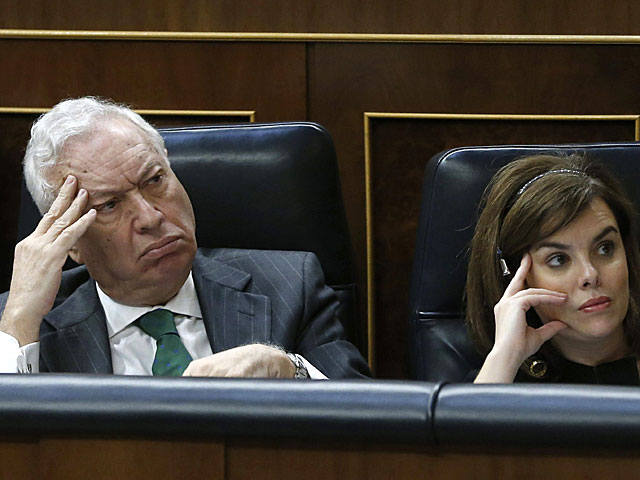 García-Margallo, junto a Soraya Sáenz de Santamaría, ayer en el Congreso. | Efe