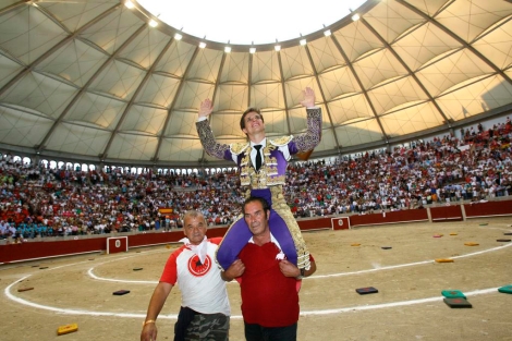 El Juli, a hombros en la plaza de toros de Pontevedra en 2010.