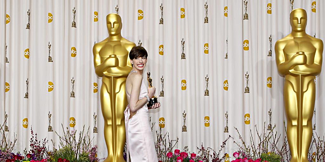 Anne Hathaway, con su Oscar, este domingo. | Reuters