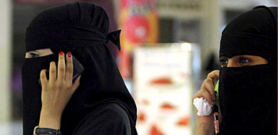 Dos mujeres saudíes, en un centro comercial en Riad. | Reuters