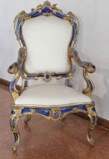 Butaca del siglo XVIII decorada con cristal.